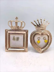 Scandinavische sieraden display standaard hars kroon fotolijst detail close-up decor houder