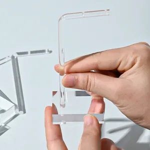 Présentoir de boucles d'oreilles en acrylique, détail transparent pour vitrine de bijouterie.