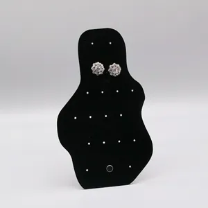 Boucles d'oreilles clous cristal fleur argent sur carte noire, accessoire de bijoux elegant.