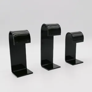 Detailansicht schwarzer Acryl Ohrring Display Ständer mit glänzender geschwungener Oberfläche.