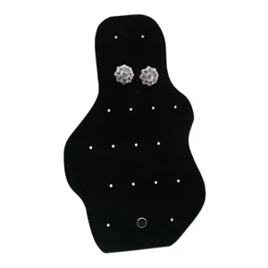 Magnifiques boucles d'oreilles puces fleurs en cristal sur carte de présentation noire.