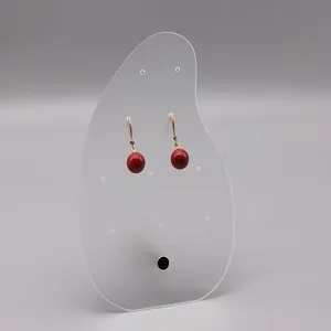Vue détaillée du support de présentation de boucles d'oreilles en acrylique transparent.