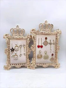 Prachtig detail van de noordse hars kroon sieraden displaystandaard met gouden lijsten.