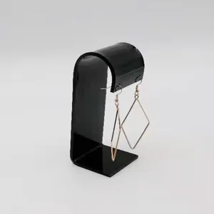 Schwarzer Acryl Ohrring Ständer, moderner gebogener Schmuckhalter für Verkauf und Display.