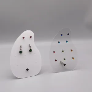 Gros plan de détails de présentoirs de boucles d'oreilles en acrylique transparent.