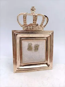 Detailopname van een vintage gouden hars kroon sieraden display lijst met fluweel.
