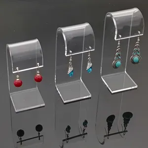 Transparente Acryl Ohrring Display Ständer Detailansicht mit drei Ebenen Haltern.