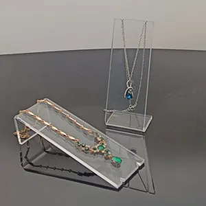 Soporte de exhibición de collar de acrílico transparente y detalles de joyería.