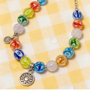 Dettaglio primo piano perline di vetro a bolla colorate per collana e braccialetto fai da te.