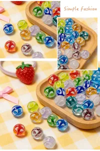 Vista ravvicinata dettagliata di perle di vetro bolla colorate e accessori per gioielli.