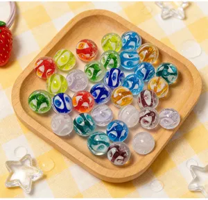 Perline di vetro colorate in primo piano, vista dettagliata ideale per accessori di gioielli DIY.
