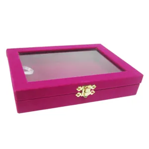 Detailansicht der magentaroten Samt Schmuckbox mit Glasdeckel und goldenem Verschluss.
