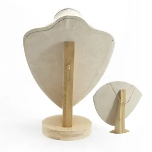 Présentoir de collier en velours beige avec base et support en bois pour bijouterie.