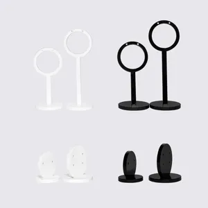 Détail de présentoir de boucles d'oreilles en acrylique noir et blanc anneau et disque.