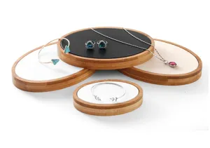 Set de plateaux ovales en bois pour bijoux, vitrine multi-couches détail des accessoires.