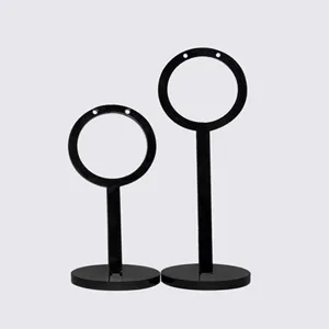 Vue détaillée du support de boucle d'oreille en acrylique noir pour petits bijoux.