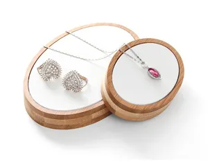 Set de présentoir à bijoux ovale en bois avec plateaux blancs, idéal pour vitrine de magasin.