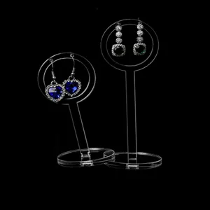 Détail du support de présentation de boucles d'oreilles en acrylique avec base ronde transparente.