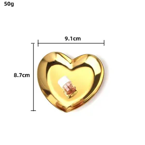 Vue détaillée du plateau à bijoux en acier inoxydable doré en forme de cœur.