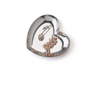 Détail de plateau à bijoux en forme de cœur en acier inoxydable, coupelle métallique.