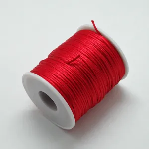 Detalle en primer plano del cordón de jade rojo enrollado firmemente en el carrete.