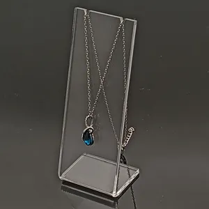 Soporte de exhibición de acrílico transparente con collar de dije de gota azul.