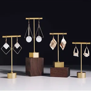 Présentoir à bijoux T en métal minimaliste, finition laiton élégante et socle bois détail.