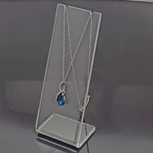 Soporte de collar de acrílico transparente con colgante azul vista detallada para exhibición