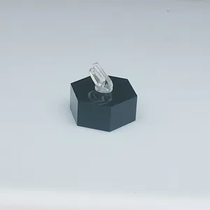 Support de bague en acrylique transparent avec base hexagonale noire détail pour la présentation.
