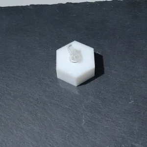 Support de présentation de bague en acrylique hexagonal blanc pour accessoires photo de bijoux.