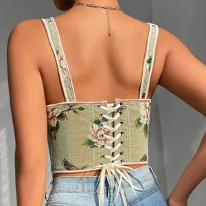 Detalle trasero del top corsé de jacquard floral verde con cordones blancos y ribete rosa.