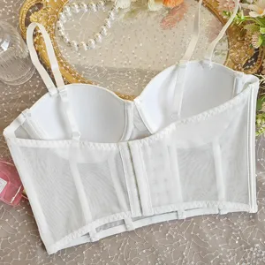 Weißes Mesh Korsett Top Detailansicht mit Stäbchen, gepolsterten Cups und atmungsaktivem Stoff.