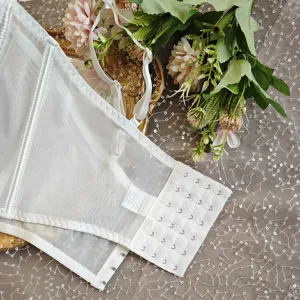 Detailansicht des weißen Mesh-Korsetts mit zartem transparenten Stoff, Fischbeinen und Rückenhaken.