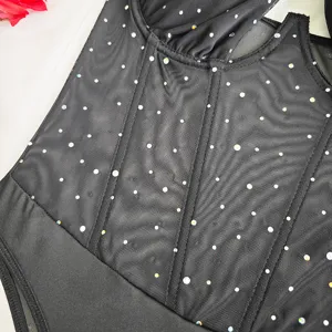 Schwarzer Mesh Korsett Body Detail mit Strass, transparenter Netzstoff und funkelnde Steine.