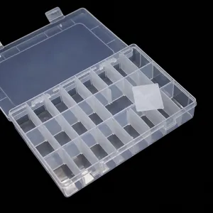 Transparante plastic opbergdoos met verstelbare verdeelschotten voor kraaltjes, detailweergave.