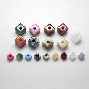 Vue detaillee de perles carrees en acrylique a grand trou, perles en plastique colore pour bijoux.