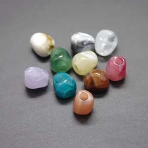 Perline acriliche irregolari colorate con grandi fori per creazione di gioielli fai da te.