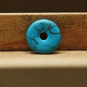 Pendentif donut en turquoise synthétique bleue, perle ronde pour fabrication de bijoux.
