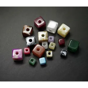 Perles carrees en acrylique colore avec grands trous, ideales pour la creation de bijoux.