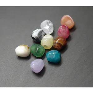 Perline in acrilico colorate irregolari con foro grande per creazione di gioielli fai da te.