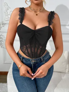 Gedetailleerd overzicht van de zwarte kanten corset top met strik, slim fit voor de zomer.