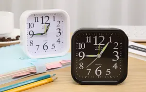 Despertador cuadrado minimalista reloj de mesita de noche moderno negro blanco cuarzo dormitorio.