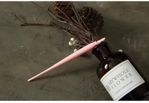 Roze kraspen gereedschap voor kinderen DIY tekenen en creatieve kunst gedetailleerd.