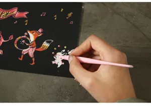 Roze kraspen tool detail met precieze punt voor creatief kinderart tekenen op papier.