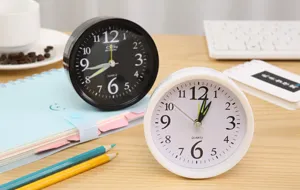 Par de despertadores de mesita minimalistas, relojes de mesa de cuarzo blanco y negro para escritorio.