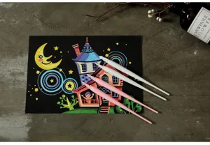 Gedetailleerd overzicht van kraspenpennen, plastic schraapgereedschap met creatief tekenpapier.