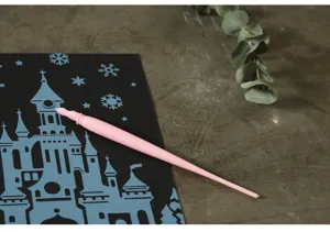 Gedetailleerd overzicht van een roze kraspen voor kinderkunst op kraspapier met kasteel.