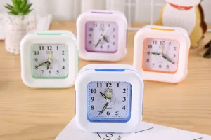 Petit reveil carre en plastique, horloge de table de chevet simple pour decoration de chambre.