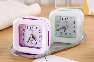Petit réveil en plastique minimaliste, horloge de bureau à quartz tendance pour enfants.