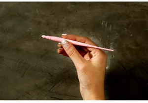 Roze kraspen voor kinderen, fijne punt voor creatief tekenen en leuk kraspapier kunstwerk.